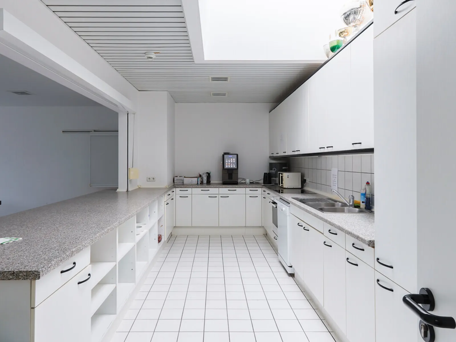 Großzügige Halle mit Showroom und Büro - Bild 17