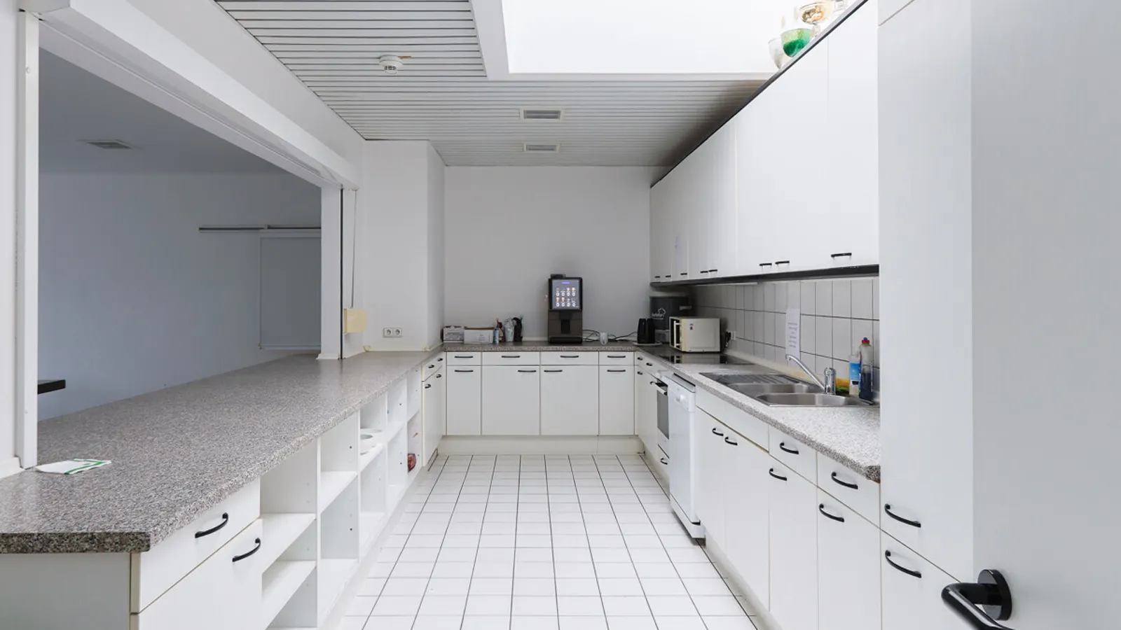 Großzügige Halle mit Showroom und Büro - Bild 17