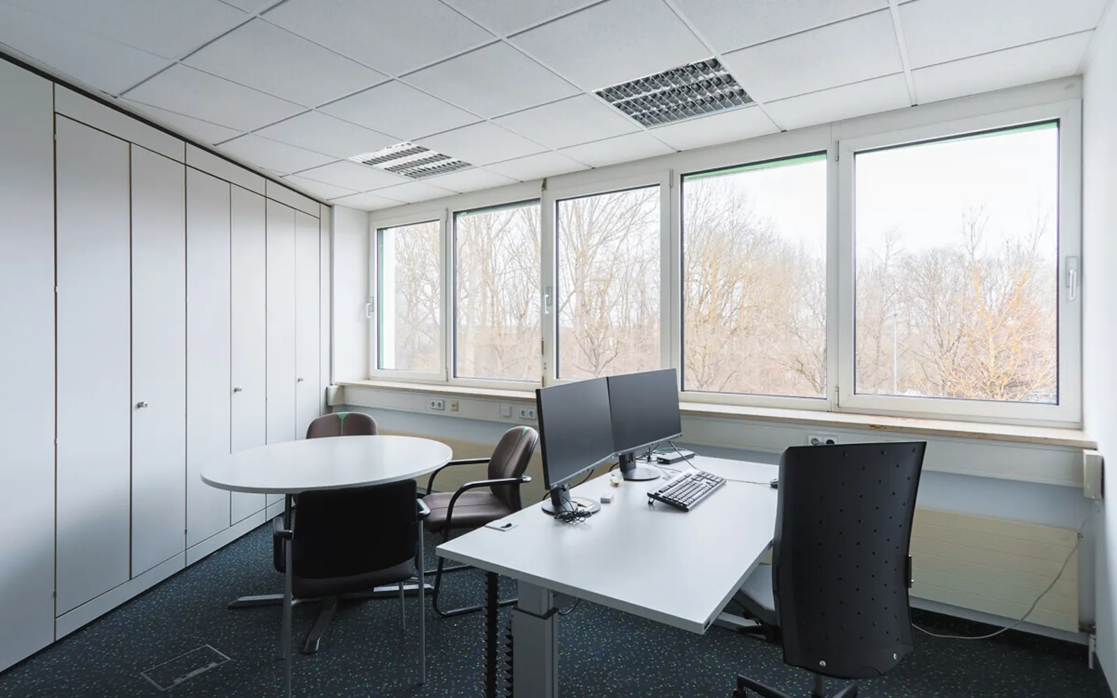 Großzügige Halle mit Showroom und Büro - Bild 21