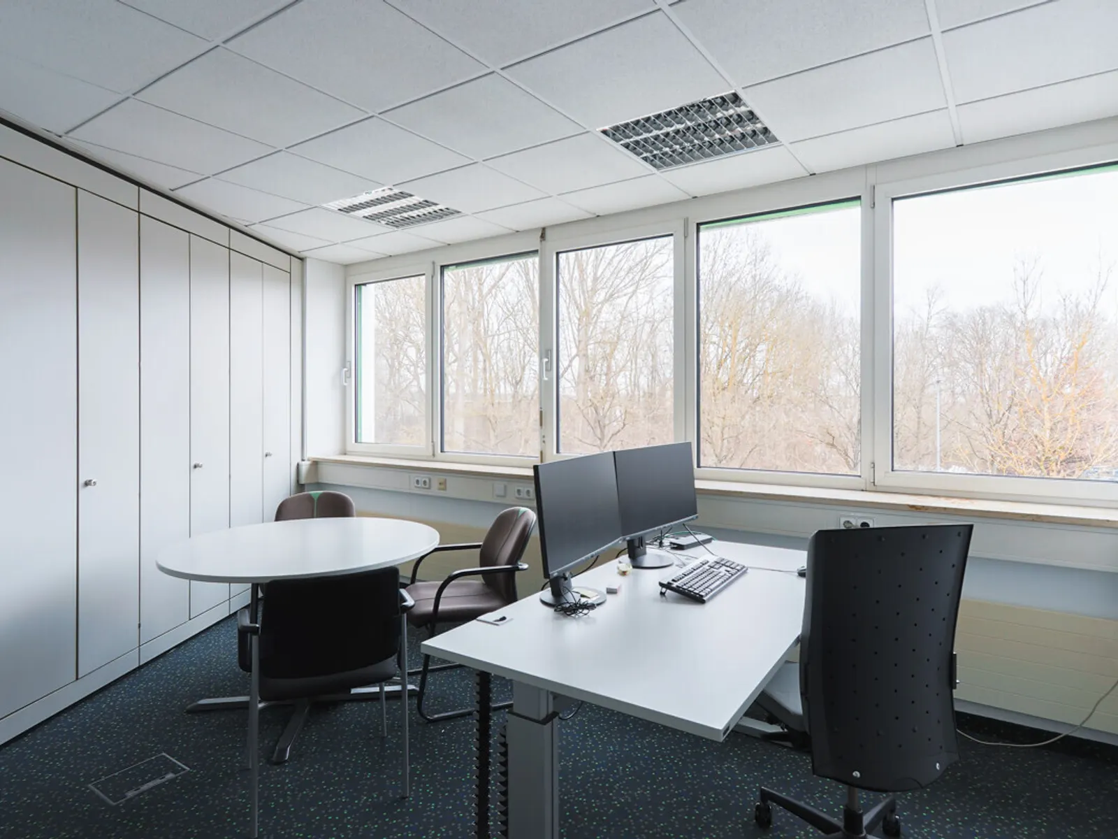 Großzügige Halle mit Showroom und Büro - Bild 21