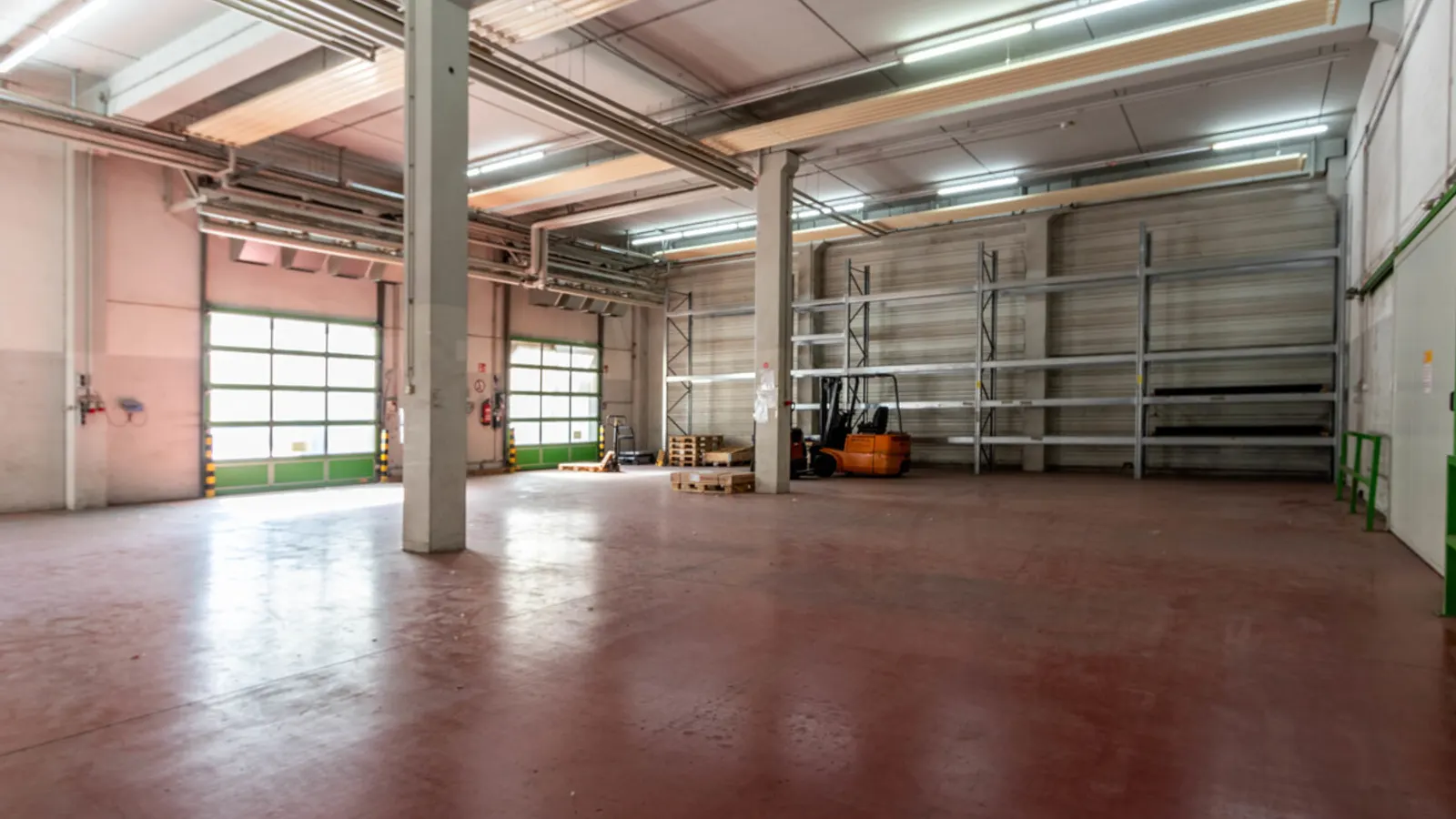 Großzügige Halle mit Showroom und Büro - Bild 4