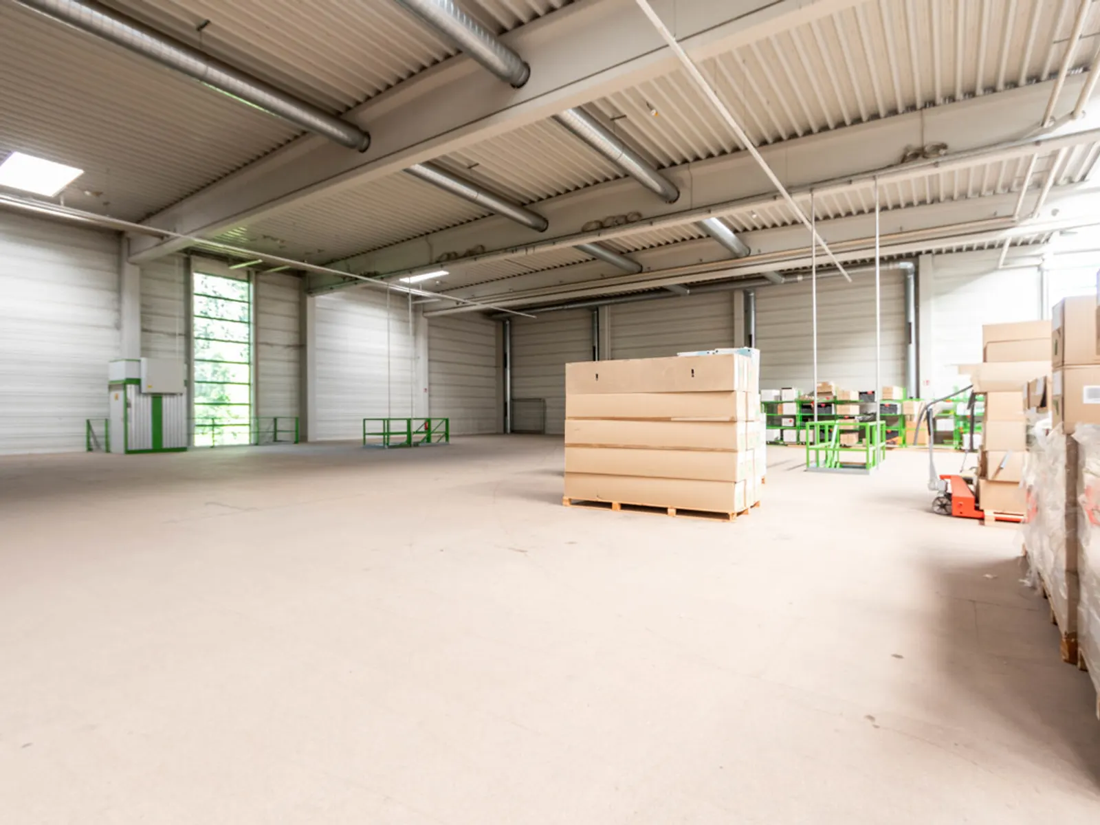 Großzügige Halle mit Showroom und Büro - Bild 8