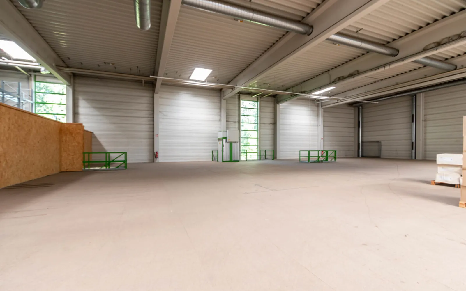 Großzügige Halle mit Showroom und Büro - Bild 9