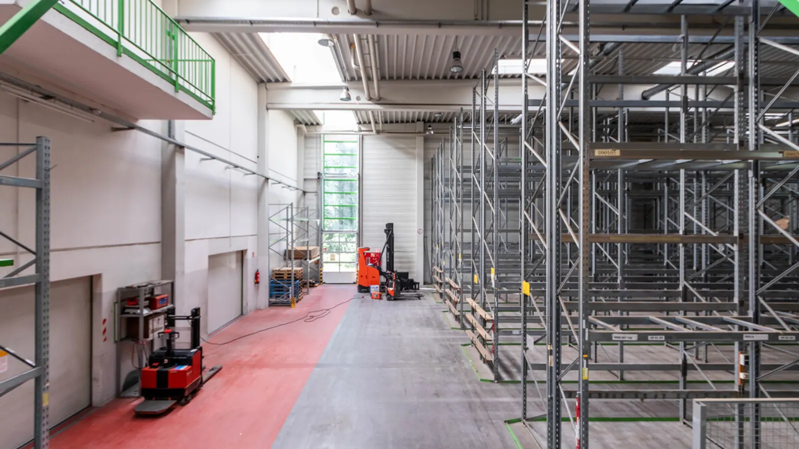 Großzügige Halle mit Showroom und Büro - Bild 10