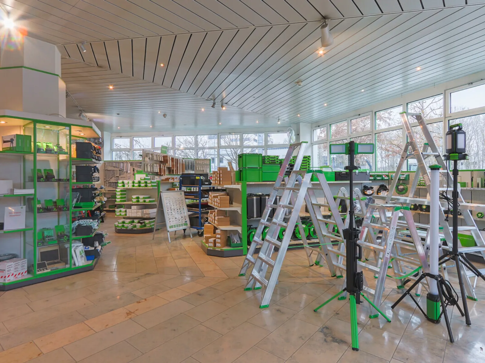 Großzügige Halle mit Showroom und Büro - Bild 14