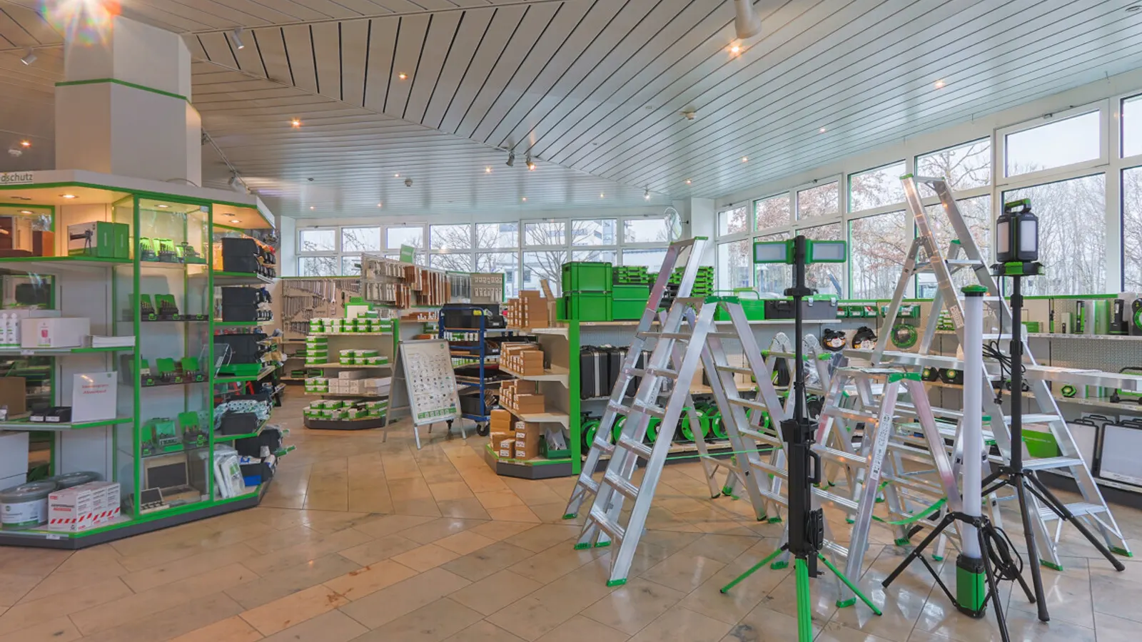 Großzügige Halle mit Showroom und Büro - Bild 14