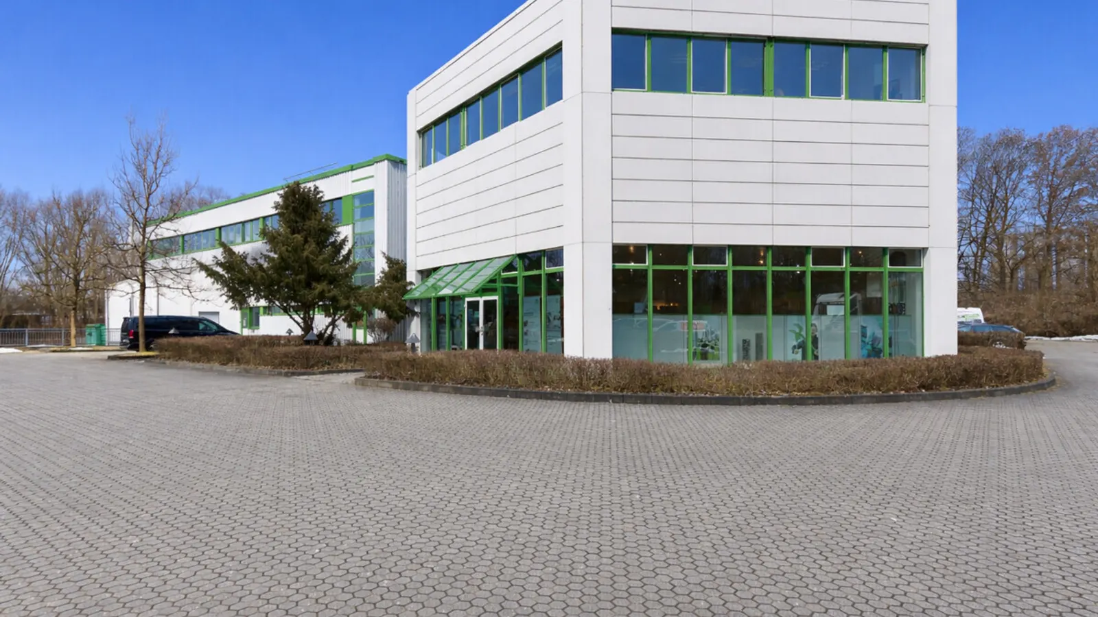 Großzügige Halle mit Showroom und Büro - Bild 2