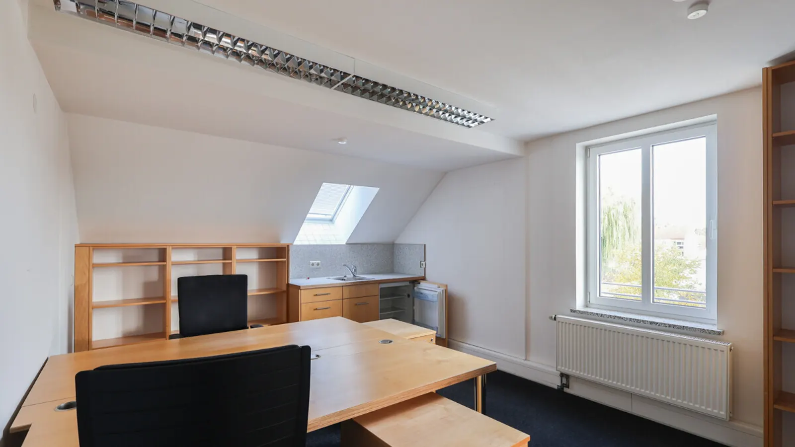 Gepflegtes, komplettes Bürogebäude mit hervorragender Anbindung - Bild 17