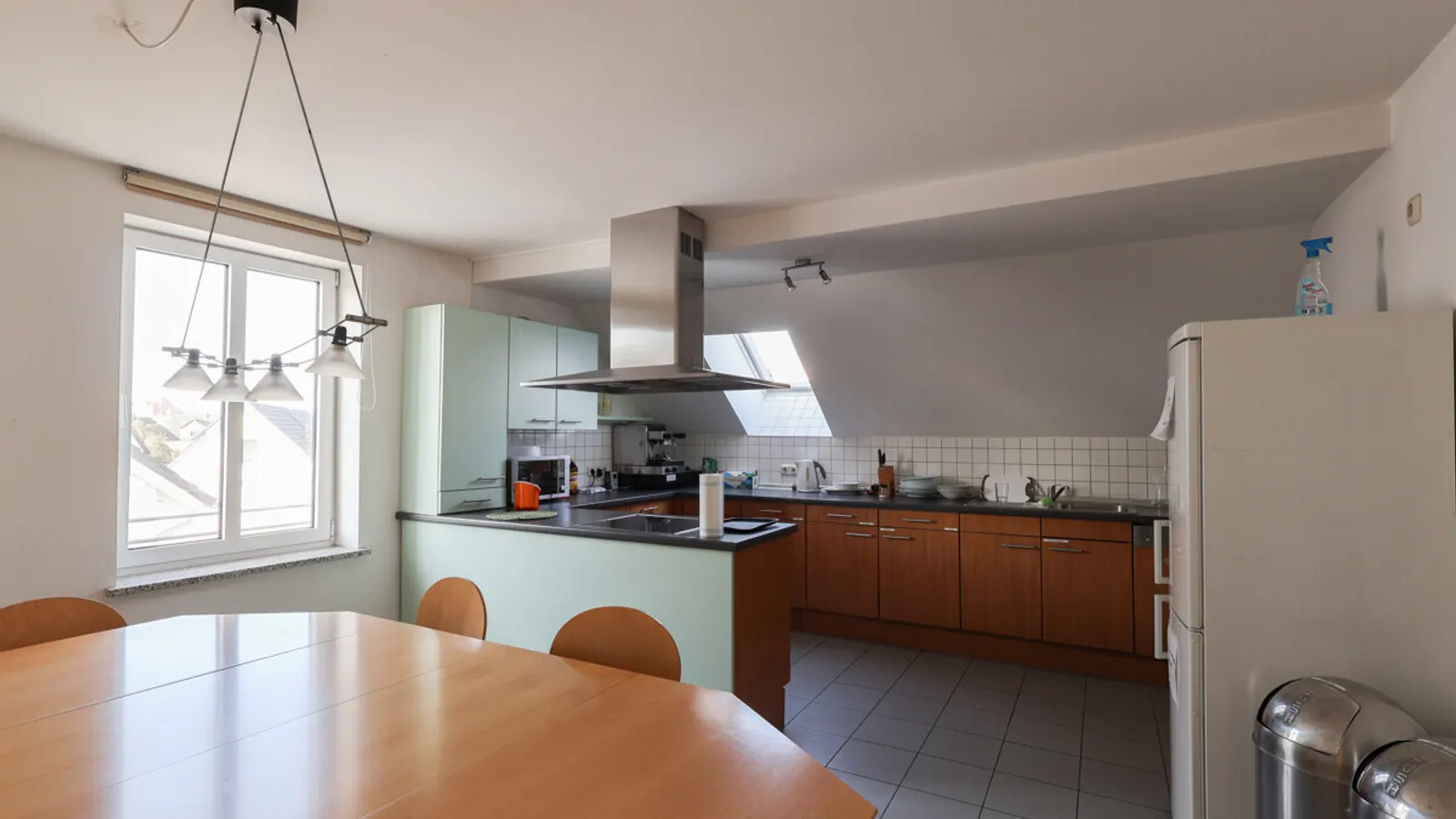 Gepflegtes, komplettes Bürogebäude mit hervorragender Anbindung - Bild 16