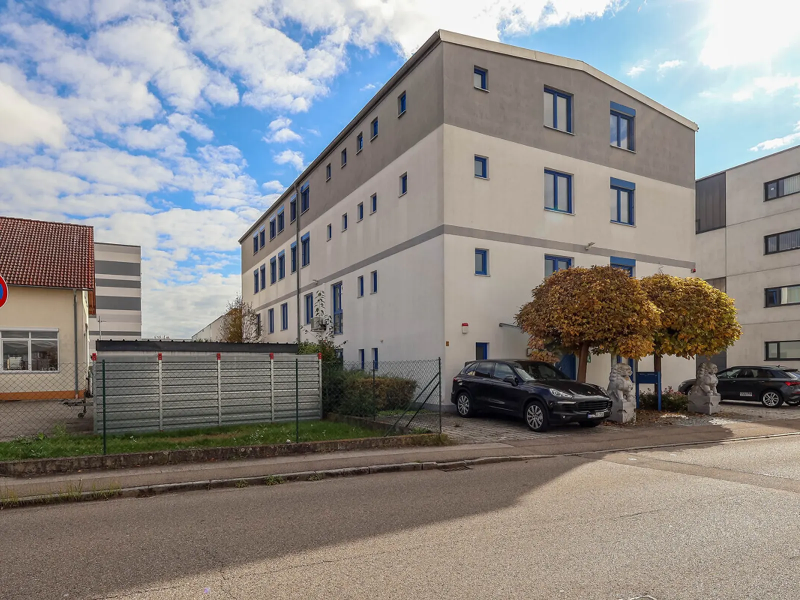 Gepflegtes Geschäftshaus mit Halle in Gaimersheim - Bild 2