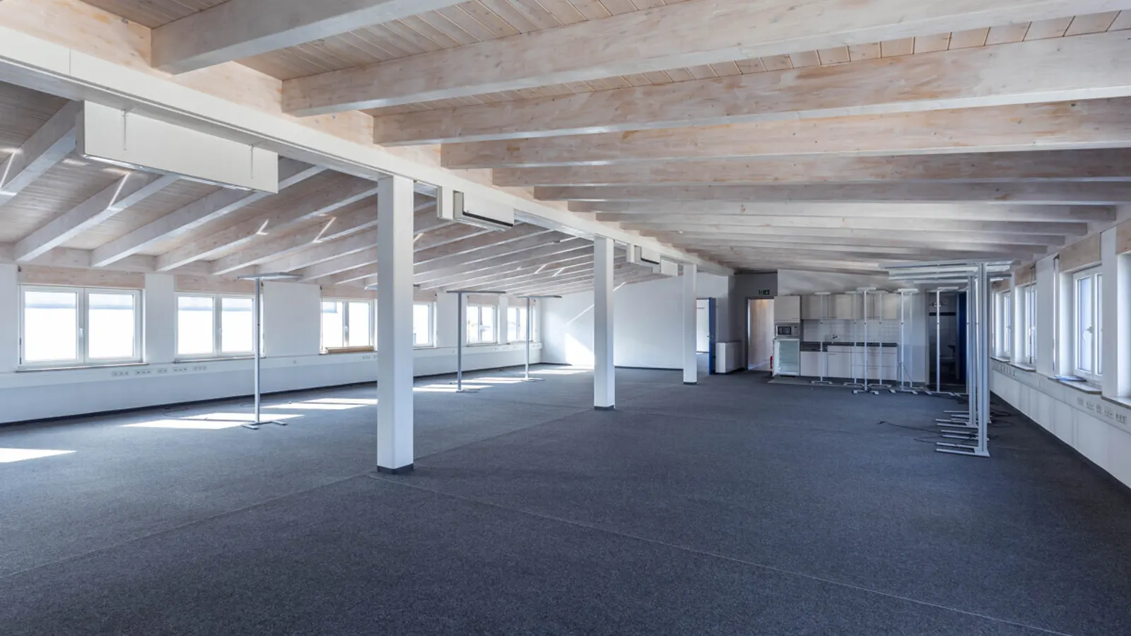 Gepflegtes Geschäftshaus mit Halle in Gaimersheim - Bild 17