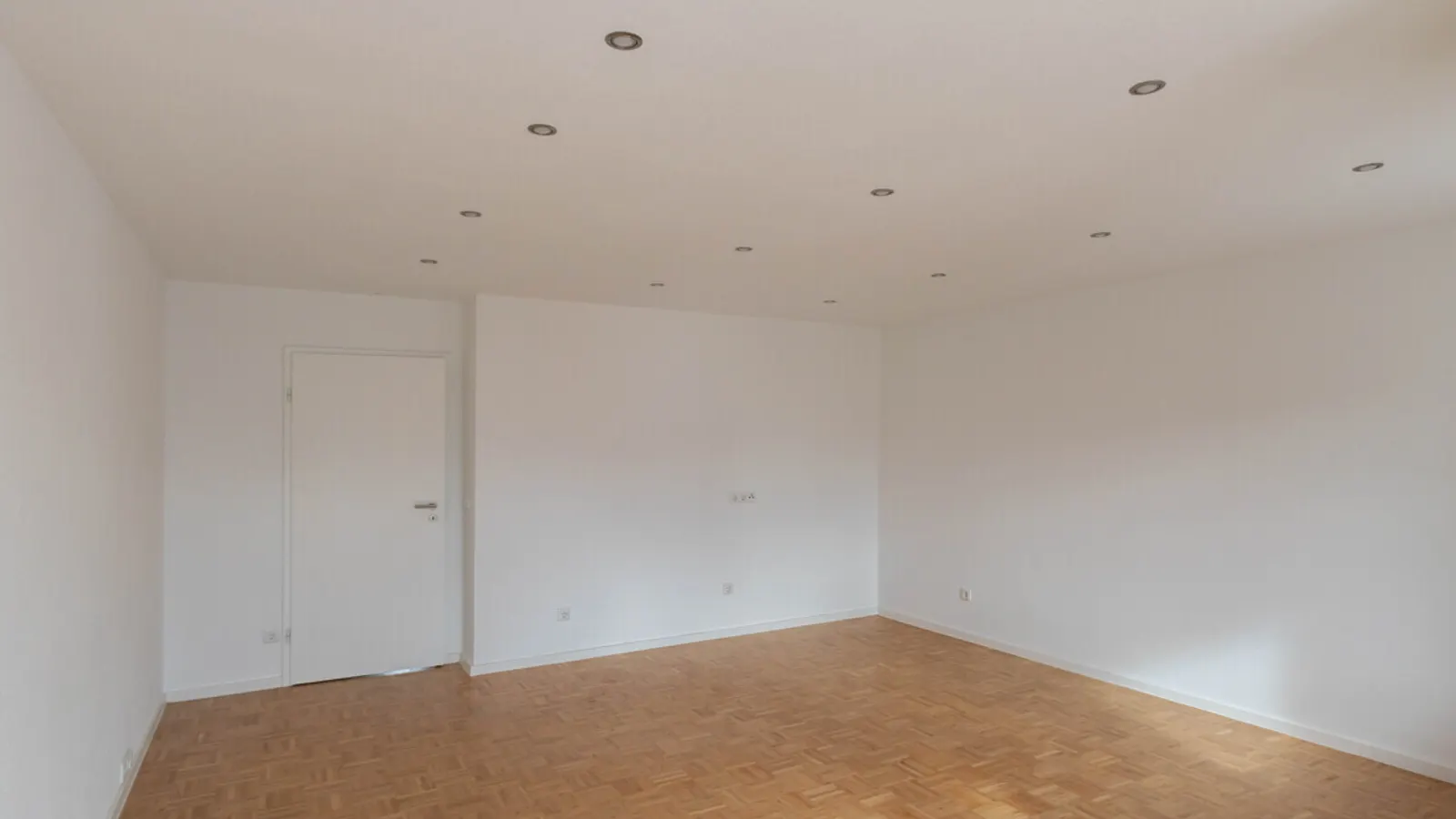 Renovierte, bezugsfertige 2-Zimmer-Wohnung im Ingolstädter Süden mit Loggia! - Bild 2