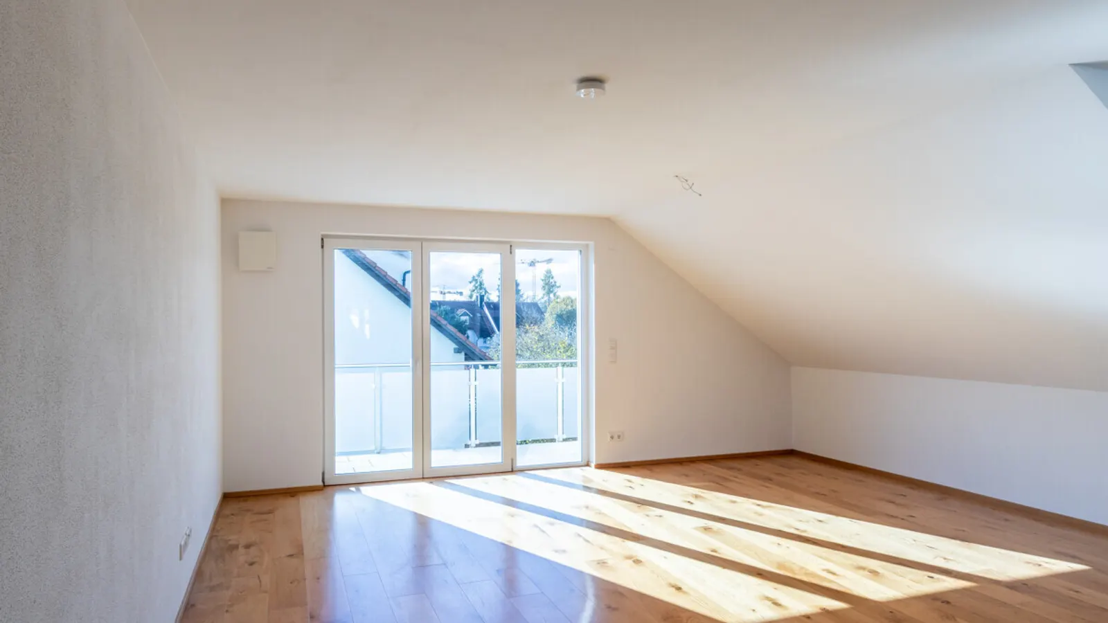 Hochwertige 2-Zimmer-Dachgeschosswohnung in Ingolstadt Nord-Ost - Bild 2