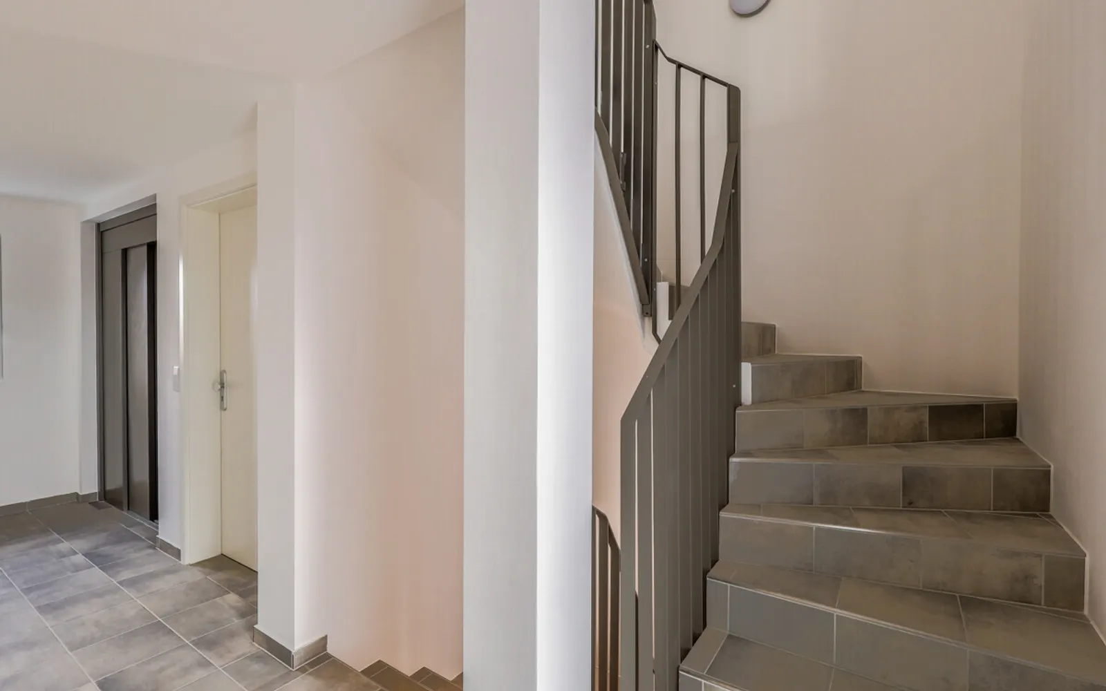Hochwertige Neubauwohnung mit großer Terrasse im 1. Obergeschoss mit Aufzug! - Bild 13