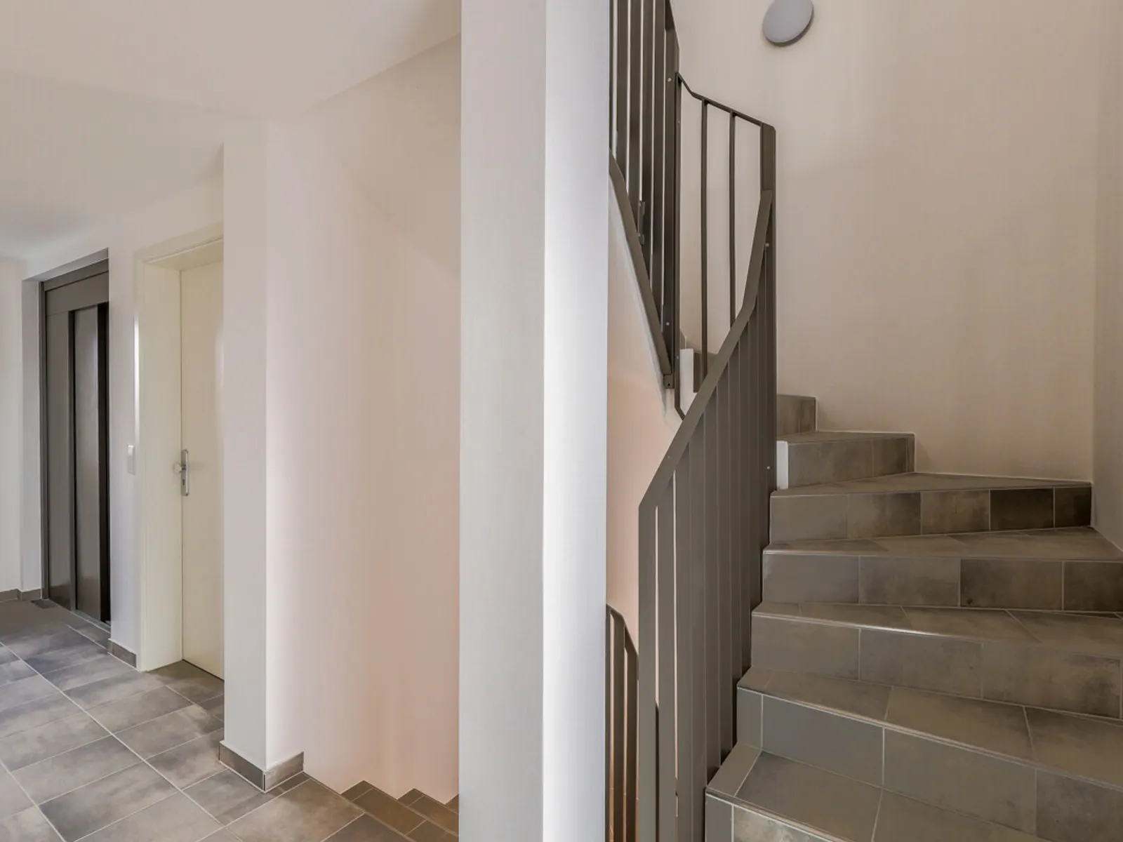 Hochwertige Neubauwohnung mit großer Terrasse im 1. Obergeschoss mit Aufzug! - Bild 13