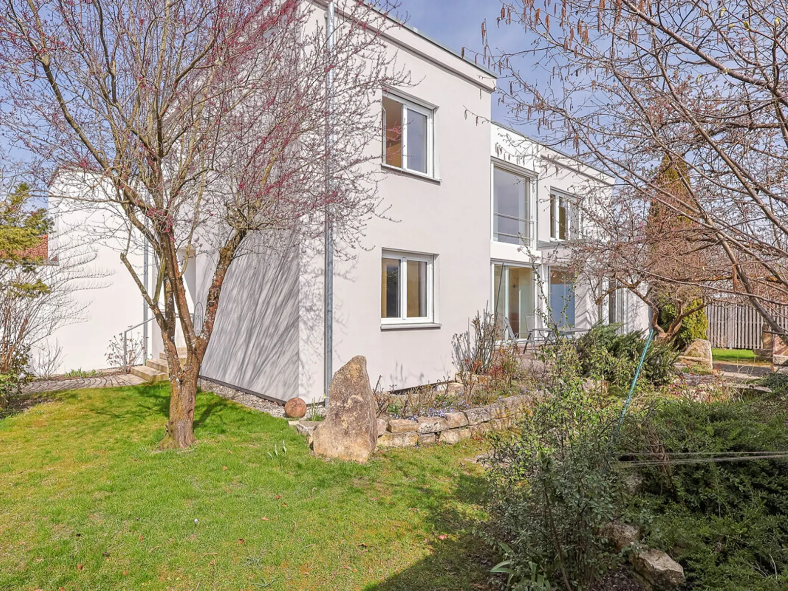 Modernes Einfamilienhaus mit integrierter Büroetage - Bild 1