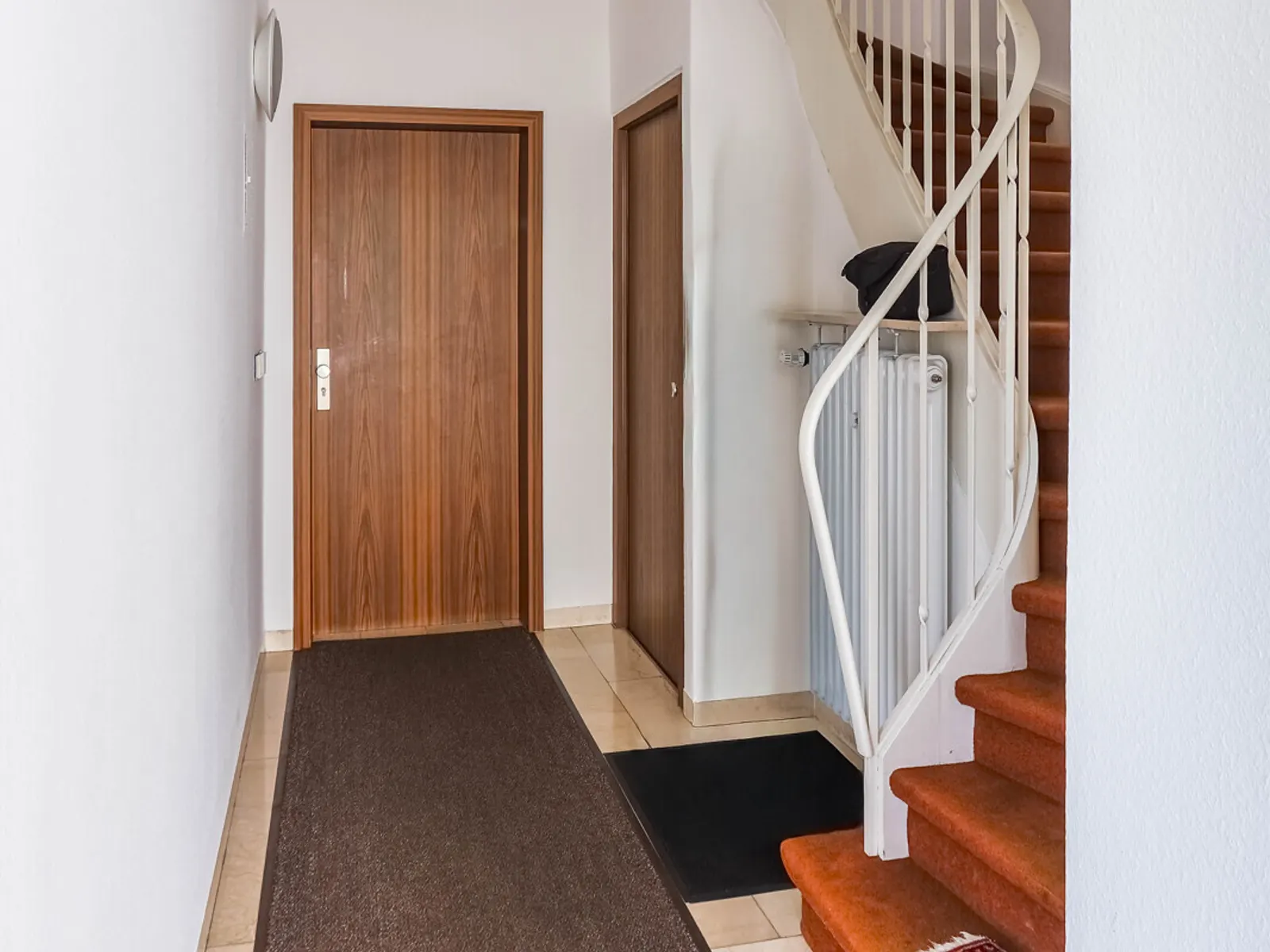 Dreifamilienhaus mit Hinterliegergrundstück in Ingolstadt-Süd - Bild 2