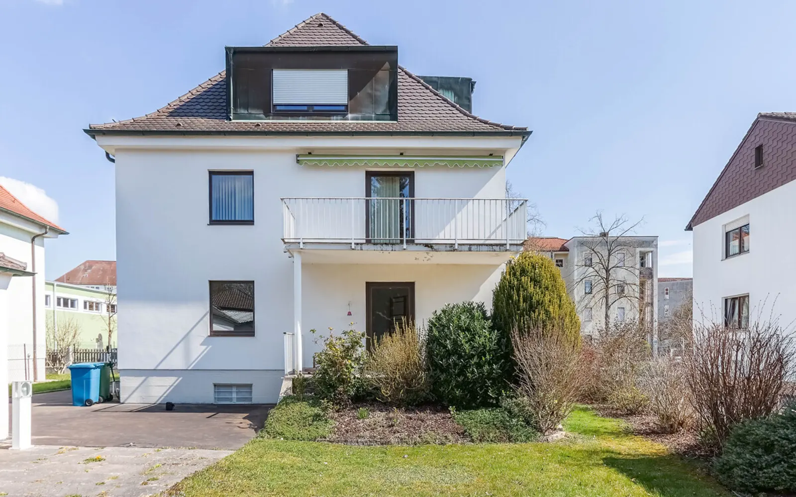 Dreifamilienhaus mit Hinterliegergrundstück in Ingolstadt-Süd - Bild 1
