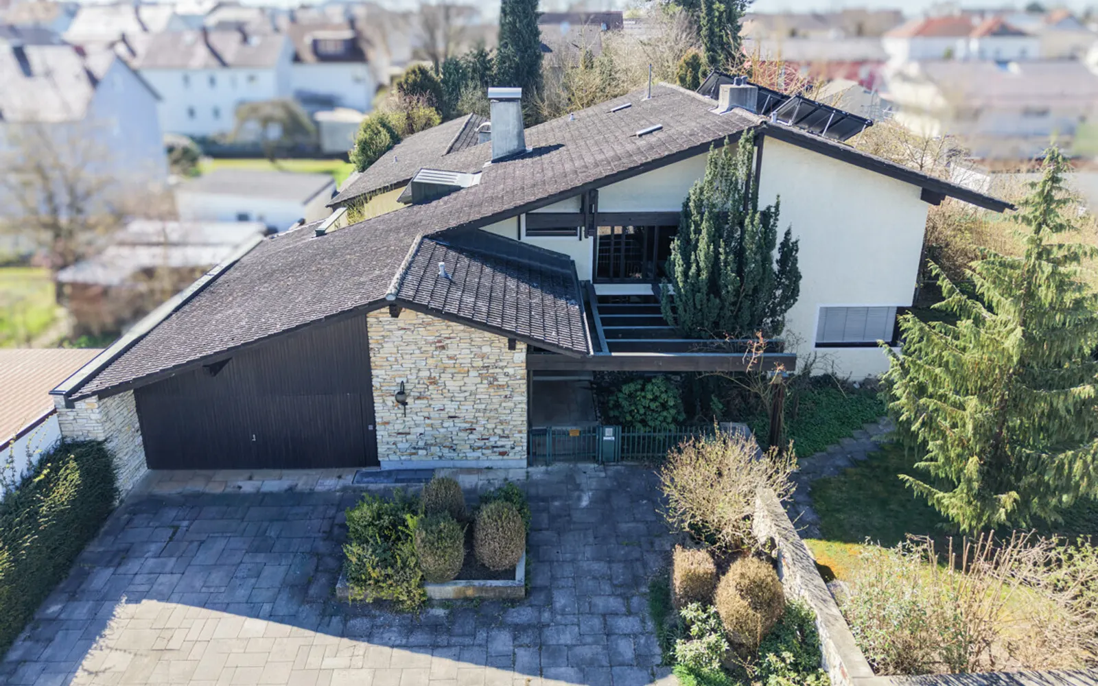 Seltene Gelegenheit: Exklusive Villa mit Indoor-Pool und weitläufigem Grundstück in Gaimersheim - Bild 1