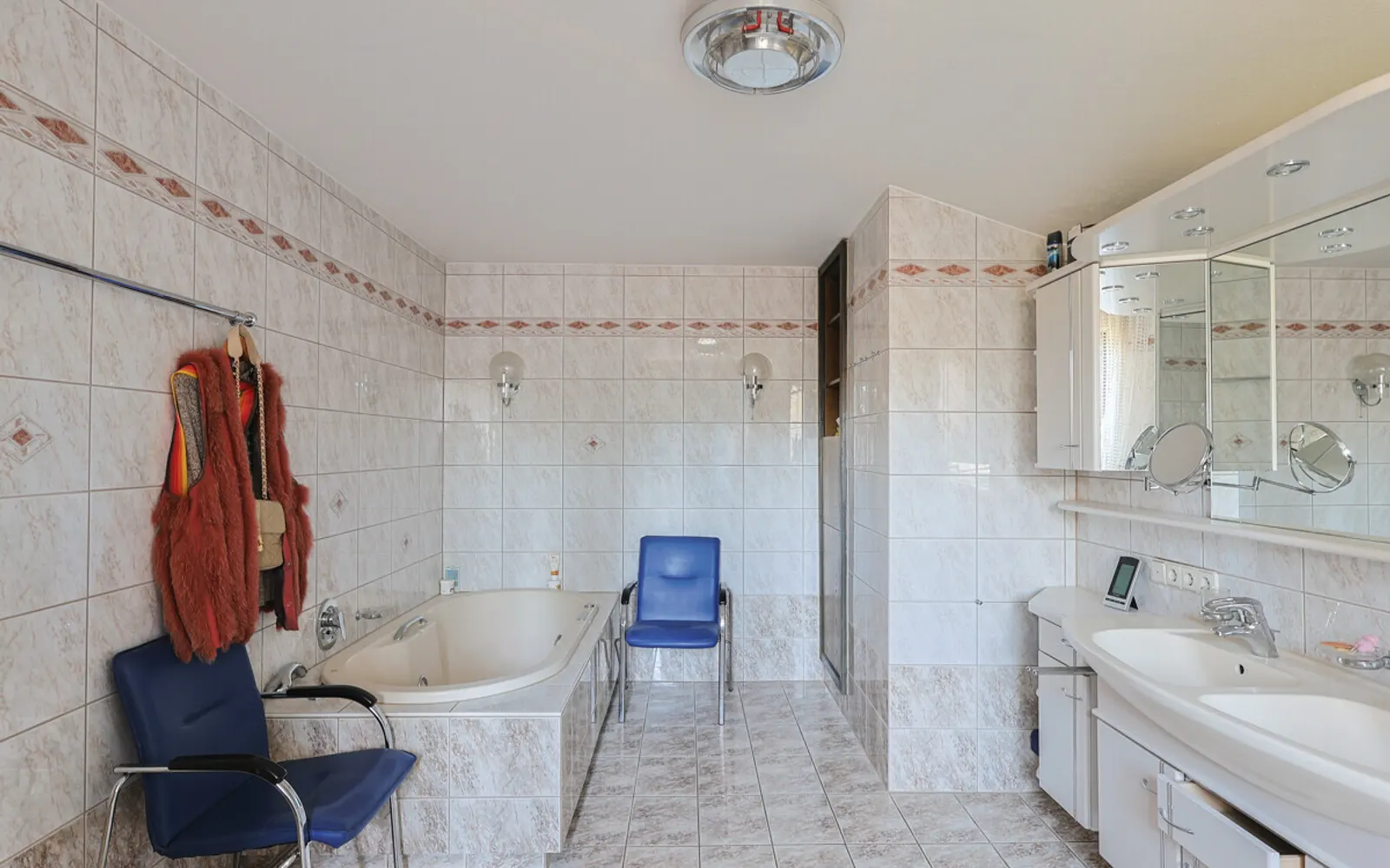 Seltene Gelegenheit: Exklusive Villa mit Indoor-Pool und weitläufigem Grundstück in Gaimersheim - Bild 11