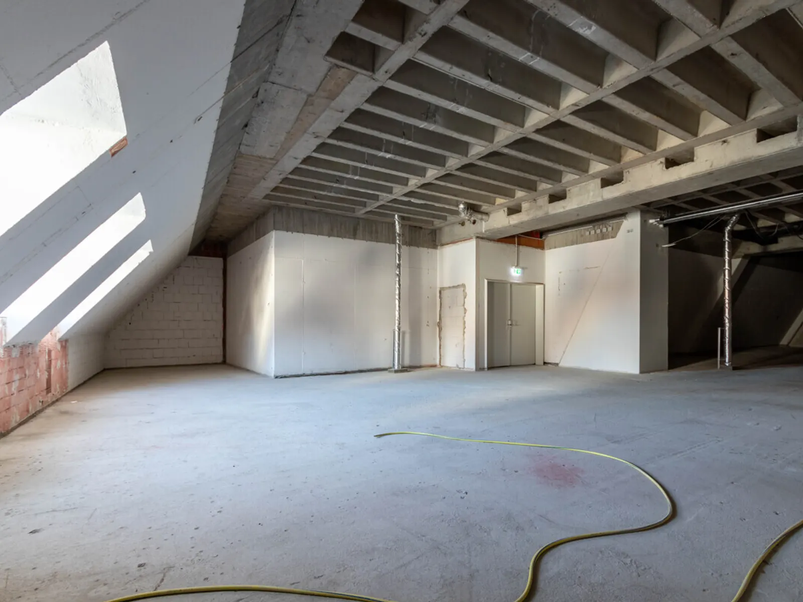 Dachgeschoss-Lager mit viel Platz – 500 m² in Top-Lage - Bild 3