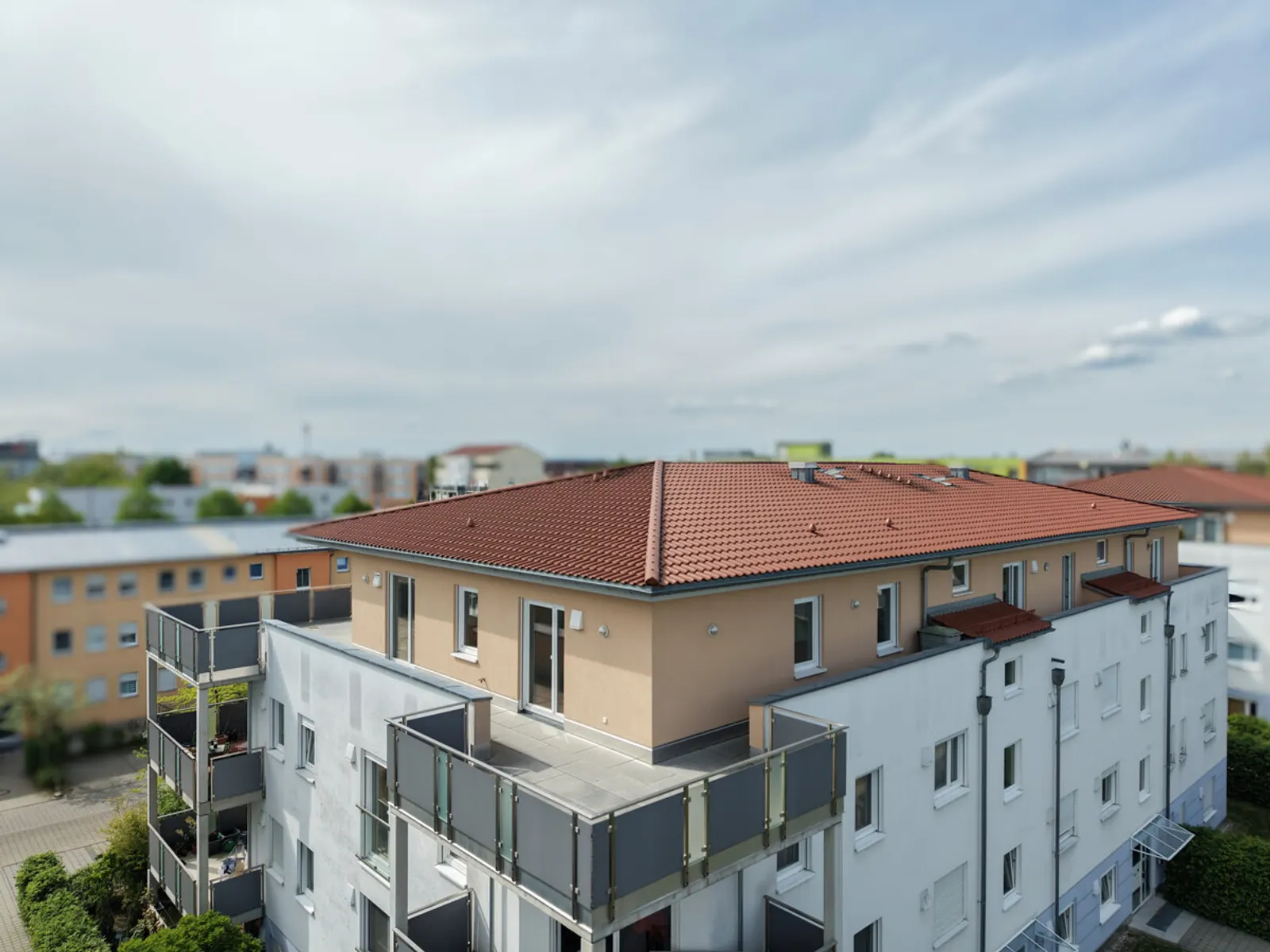 Hochwertige Penthouse-Wohnung mit weitläufiger Dachterrasse in Ingolstadt-Hollerstauden! - Bild 2