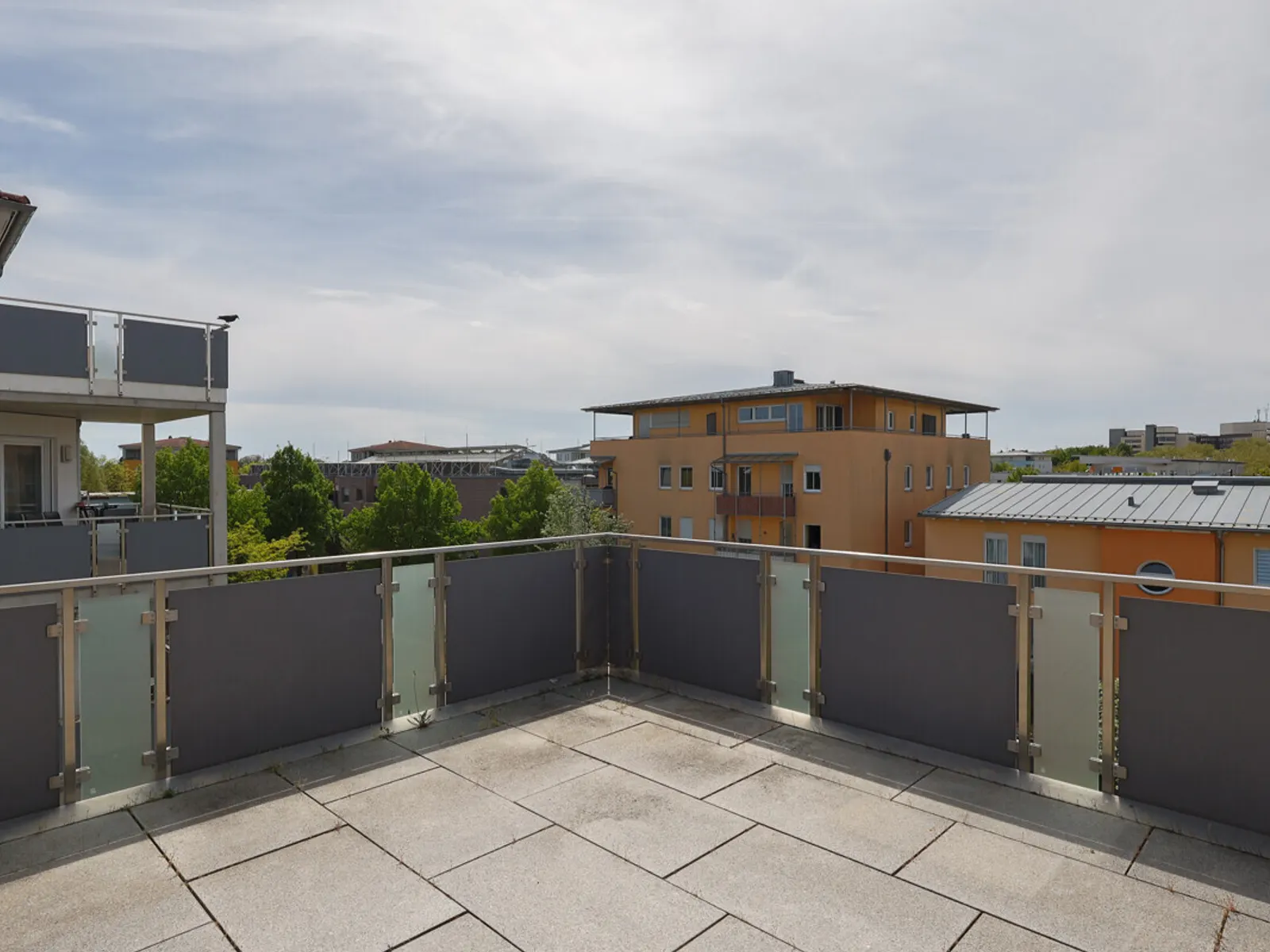 Hochwertige Penthouse-Wohnung mit weitläufiger Dachterrasse in Ingolstadt-Hollerstauden! - Bild 7