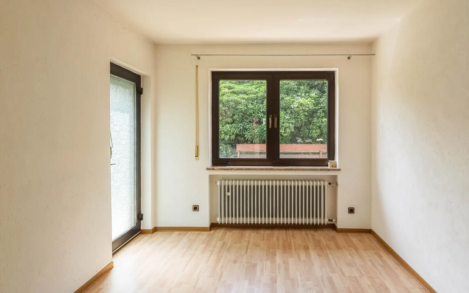 Weitläufiges Einfamilienhaus mit kleinem Garten und Terrasse in Kösching! - Bild 16