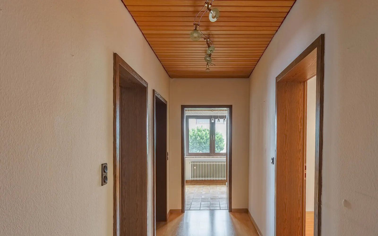 Weitläufiges Einfamilienhaus mit kleinem Garten und Terrasse in Kösching! - Bild 9