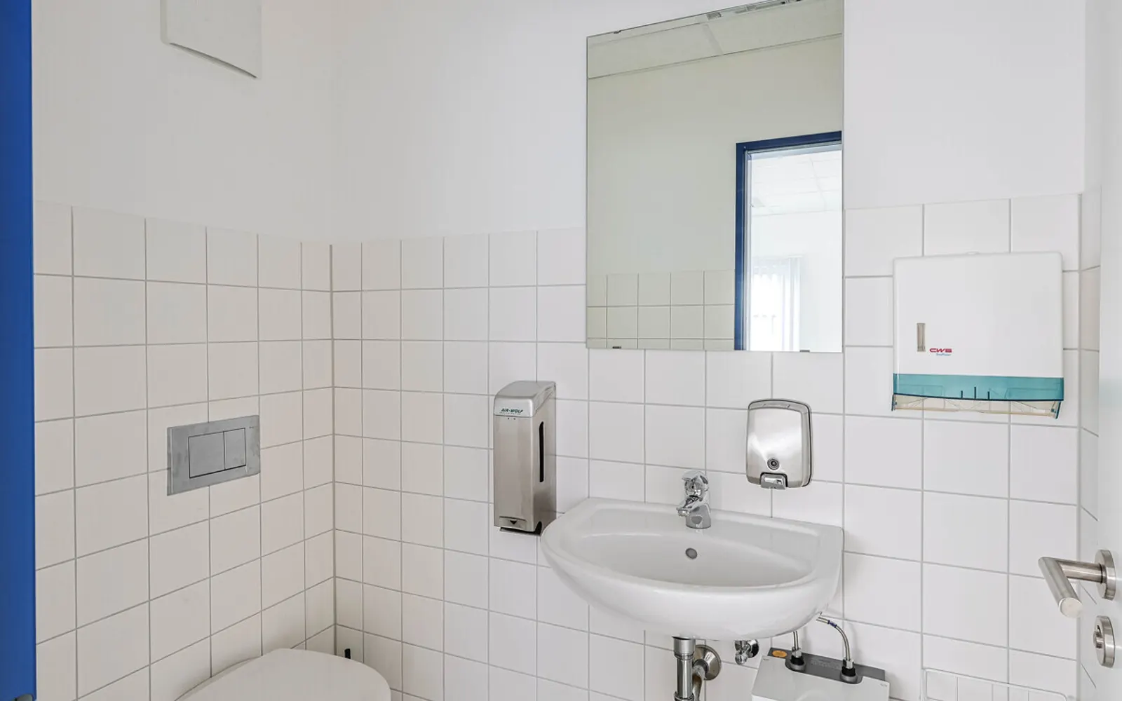 Perfekter Standort für Ihr Unternehmen: Moderne Halle mit komfortablen Büroflächen - Bild 15