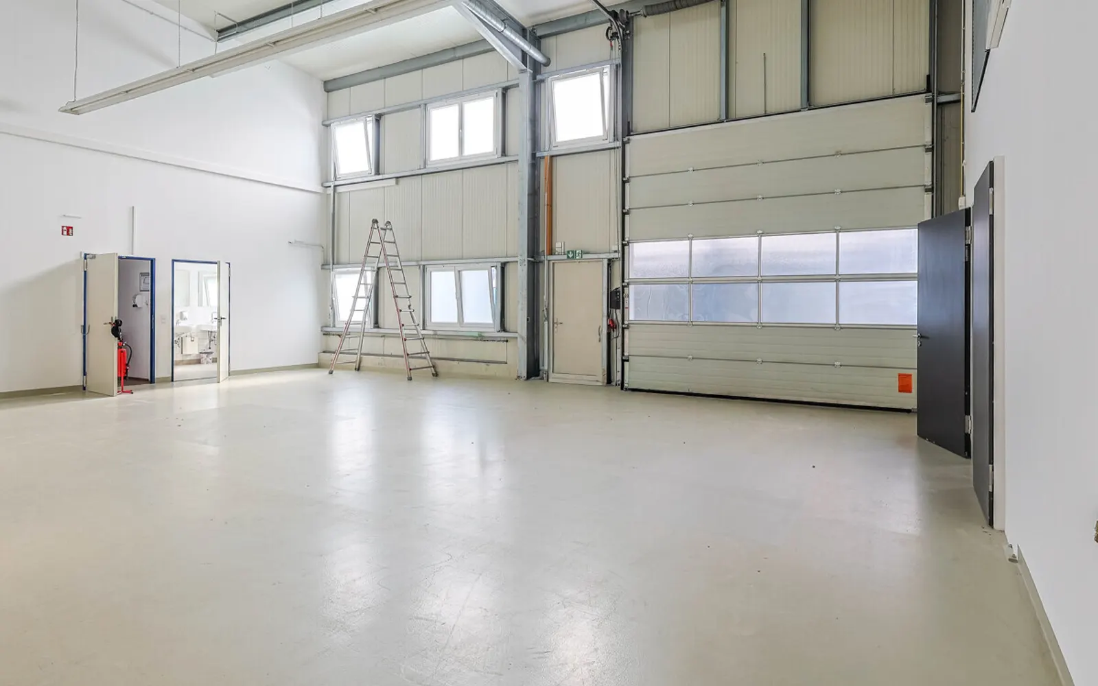 Perfekter Standort für Ihr Unternehmen: Moderne Halle mit komfortablen Büroflächen - Bild 2