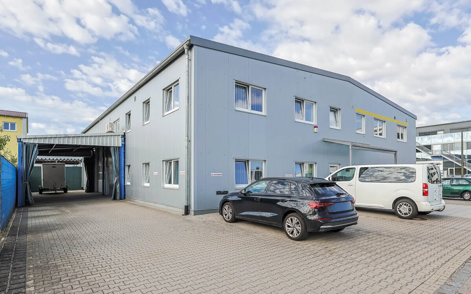 Perfekter Standort für Ihr Unternehmen: Moderne Halle mit komfortablen Büroflächen - Bild 1
