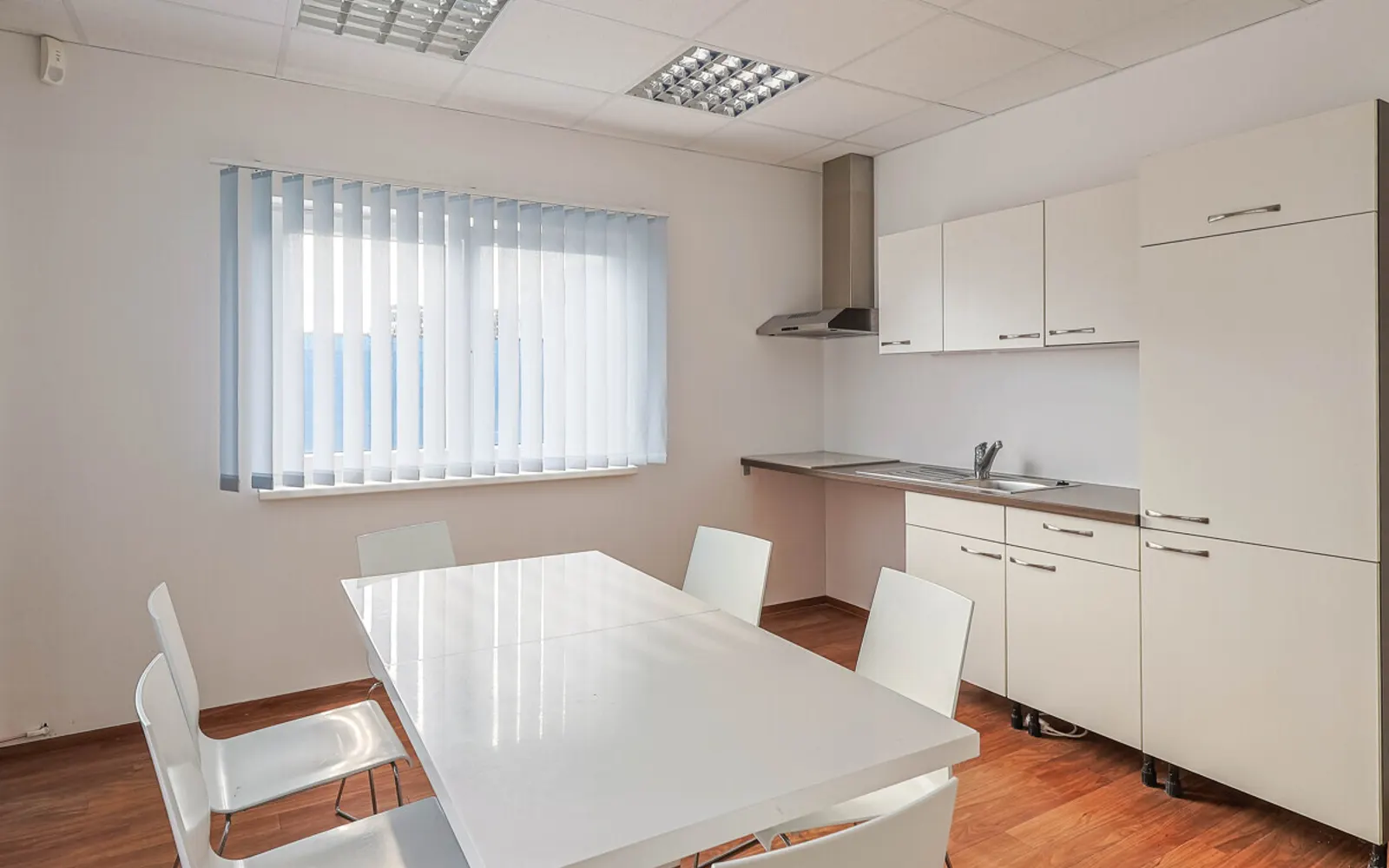 Perfekter Standort für Ihr Unternehmen: Moderne Halle mit komfortablen Büroflächen - Bild 10