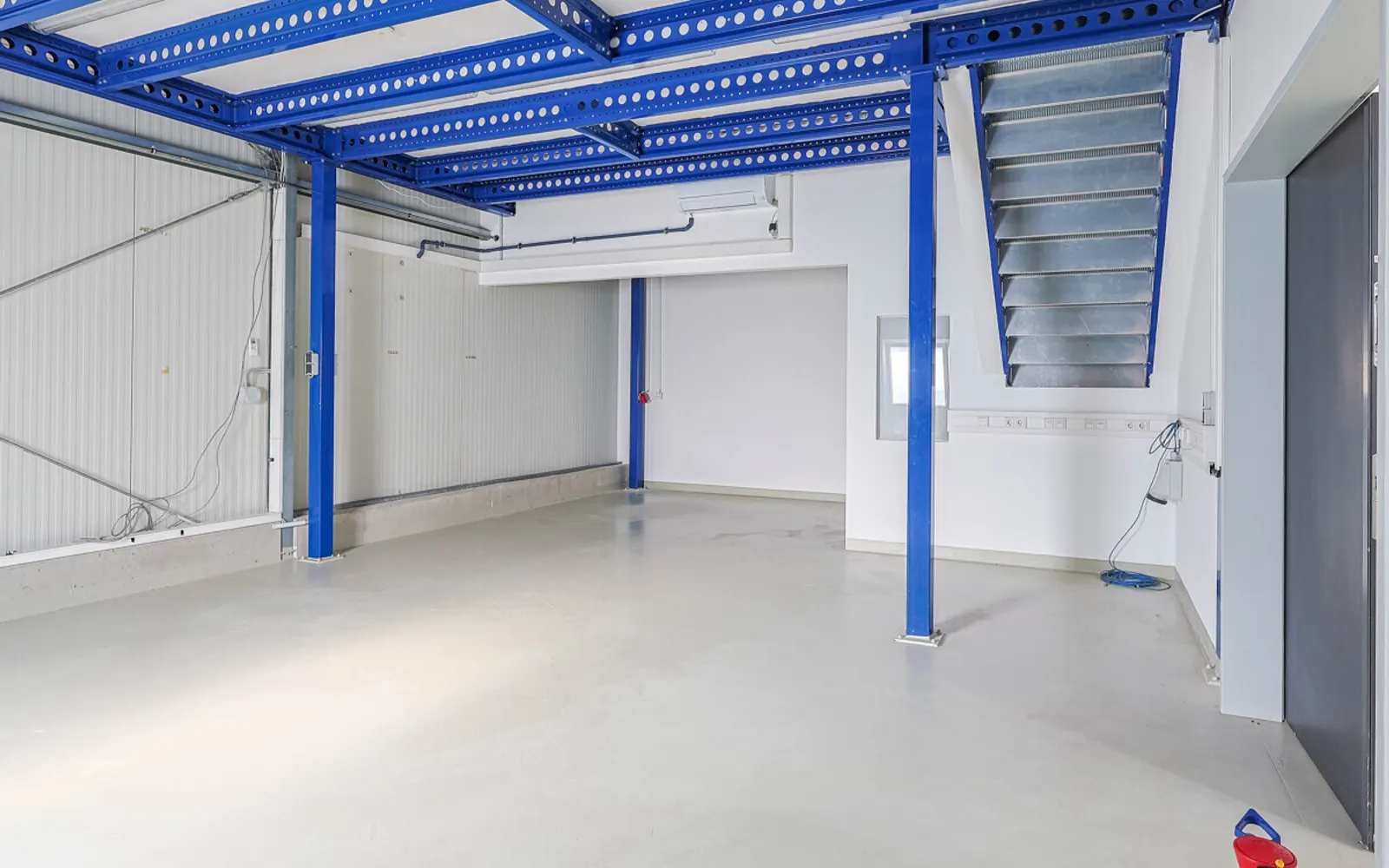 Perfekter Standort für Ihr Unternehmen: Moderne Halle mit komfortablen Büroflächen - Bild 4