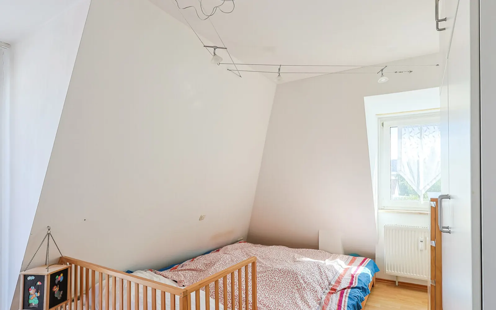 Zweifacher Balkon, viel Licht, viel Platz: Attraktive 3-Zimmer-Dachgeschosswohnung - Bild 13