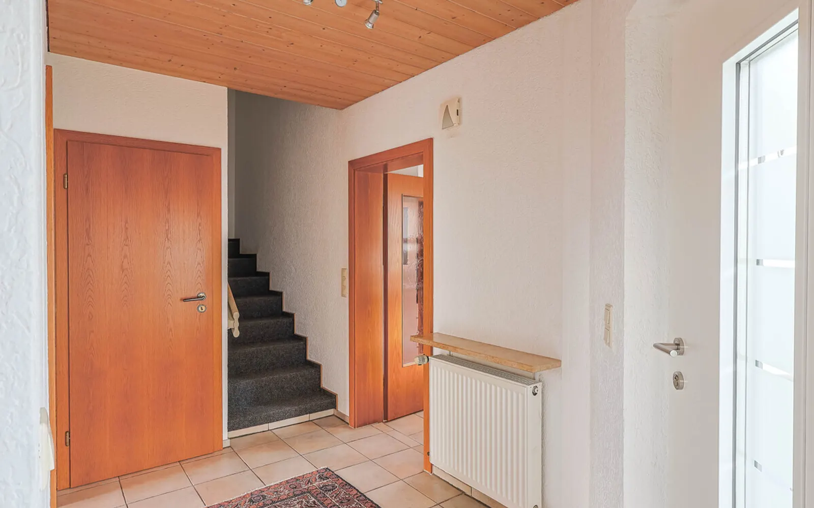 Viel Platz zum Wohlfühlen: Großzügiges Reiheneckhaus mit Garten und Doppelgarage - Bild 2