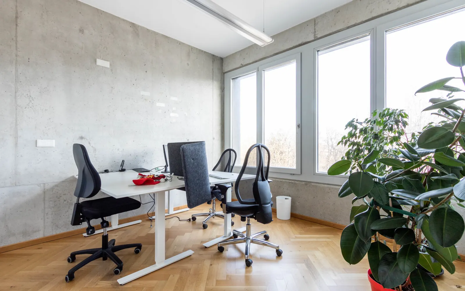 Modernes Büro mit Einbauküche und Balkon - Bild 4