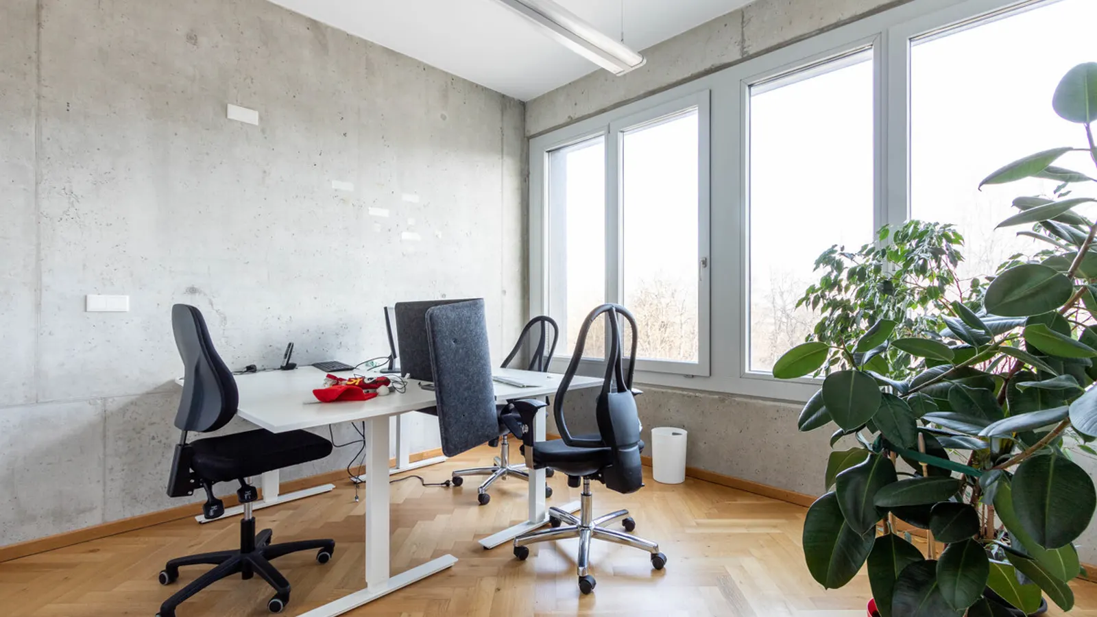 Modernes Büro mit Einbauküche und Balkon - Bild 6