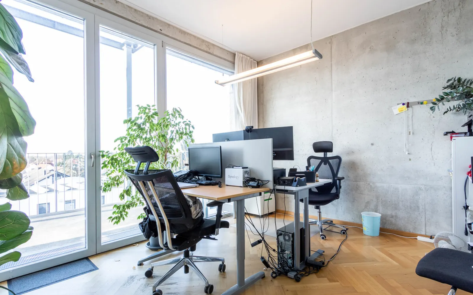 Modernes Büro mit Einbauküche und Balkon - Bild 3