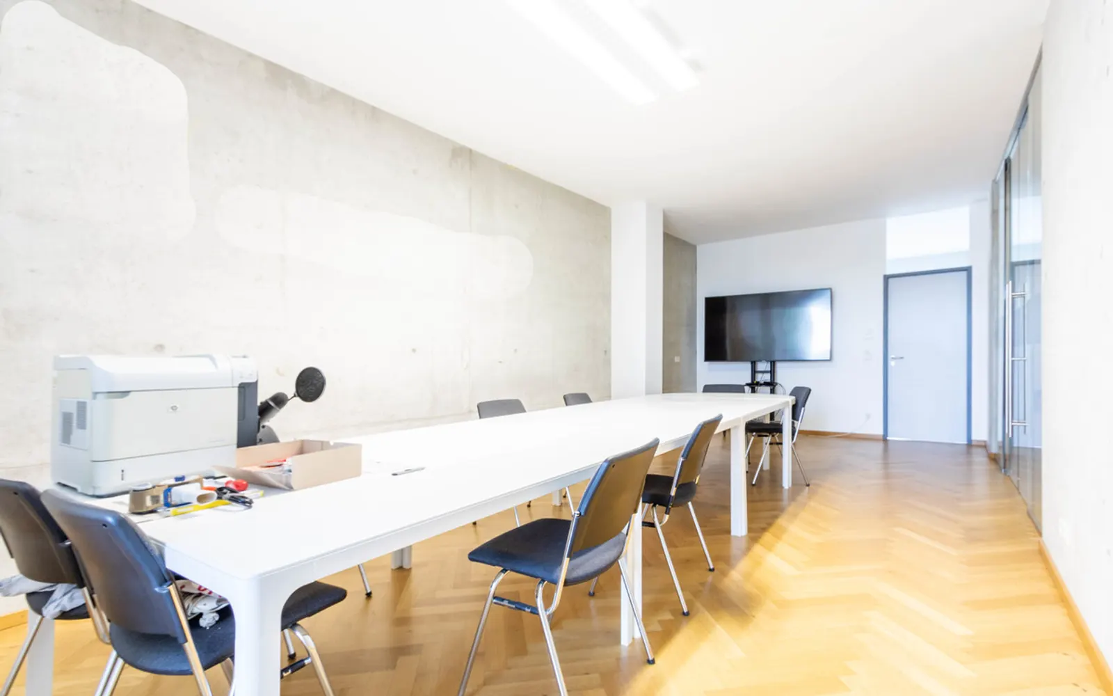 Modernes Büro mit Einbauküche und Balkon - Bild 2