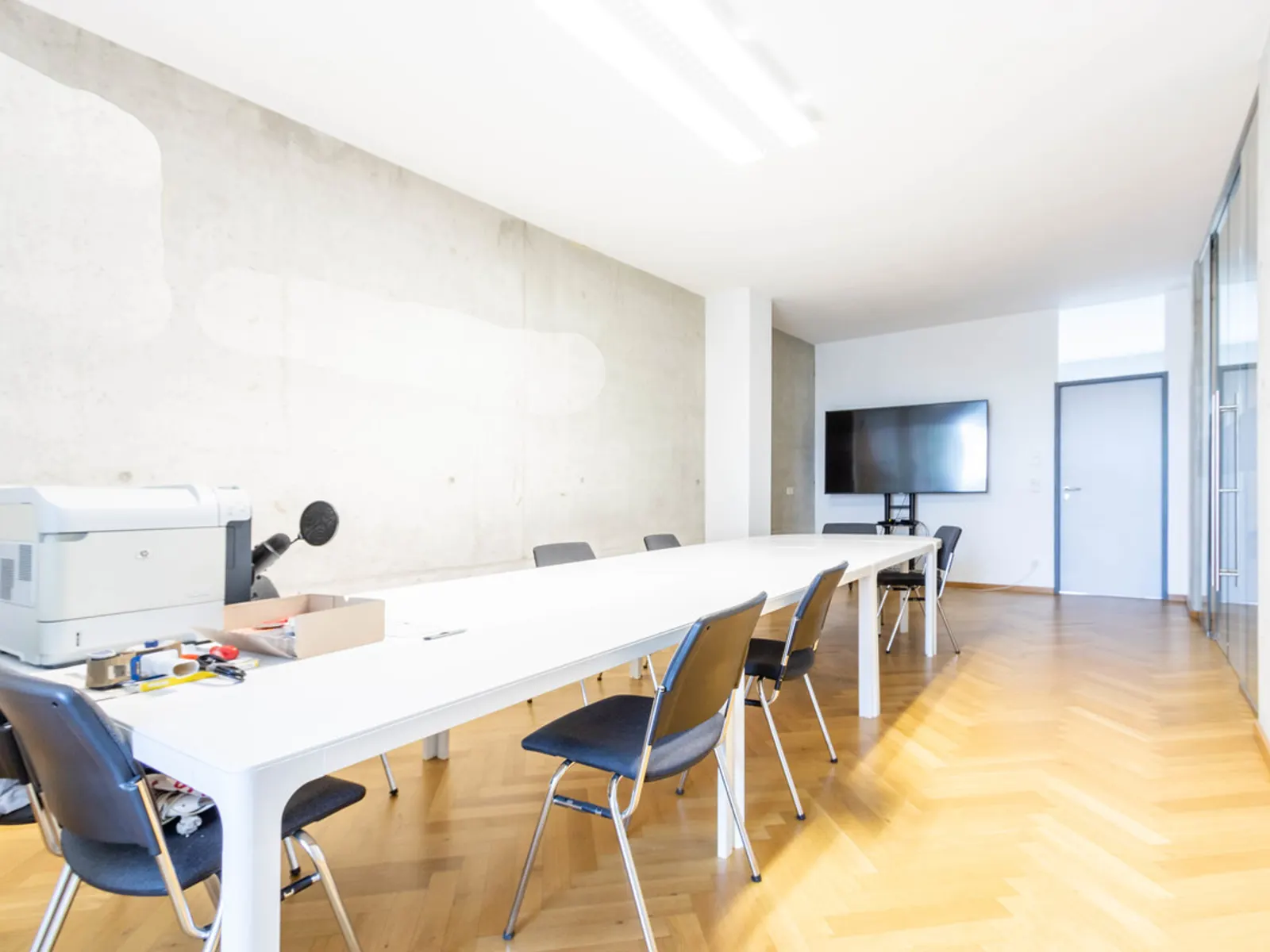 Modernes Büro mit Einbauküche und Balkon - Bild 2