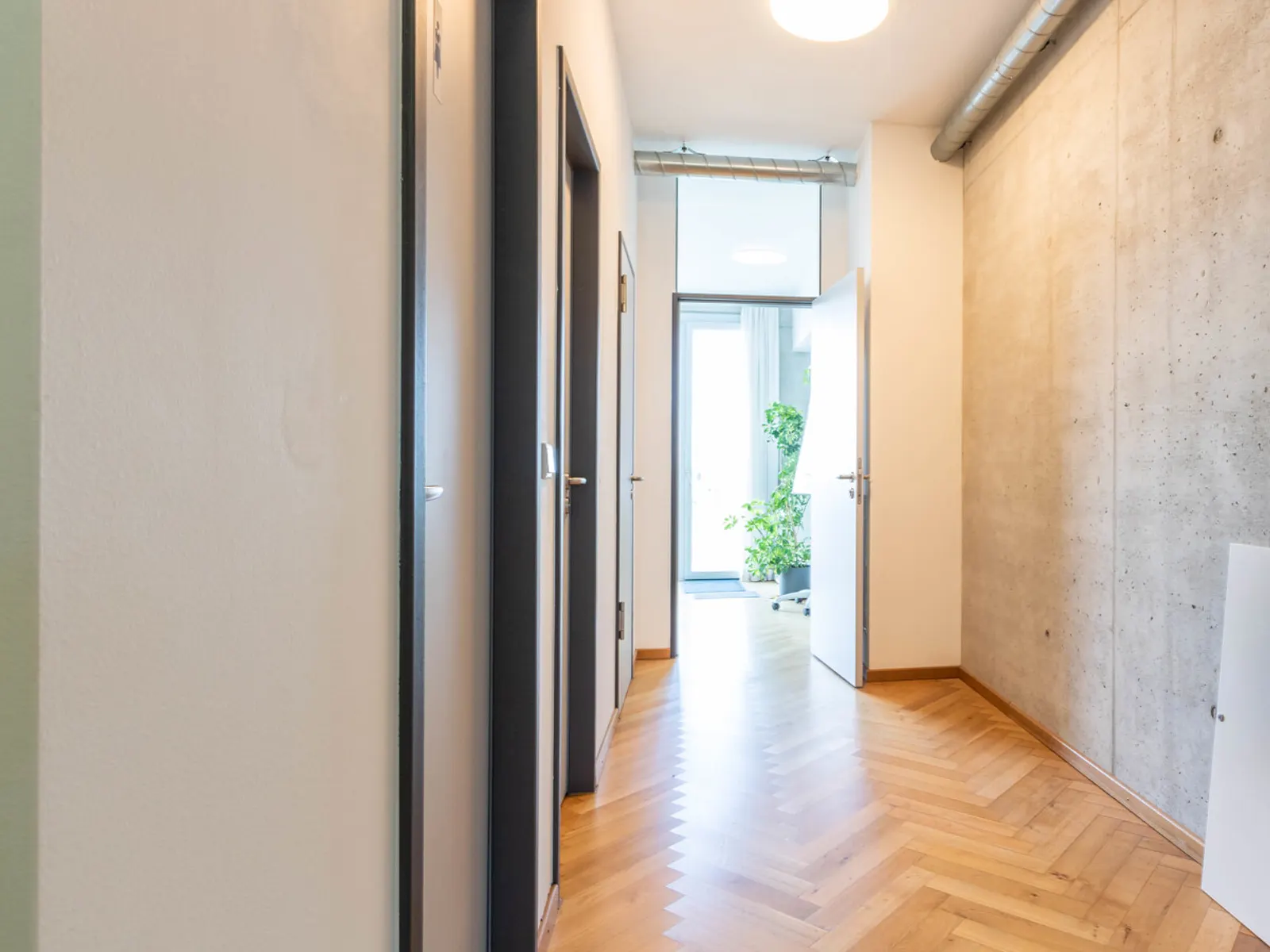 Modernes Büro mit Einbauküche und Balkon - Bild 6