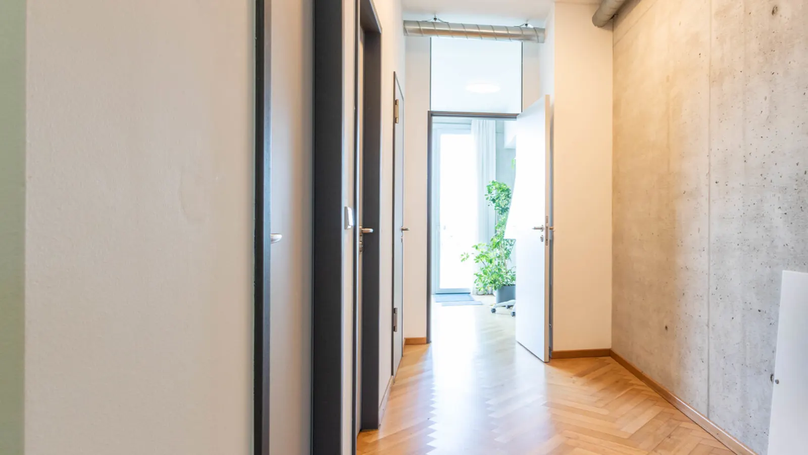 Modernes Büro mit Einbauküche und Balkon - Bild 8